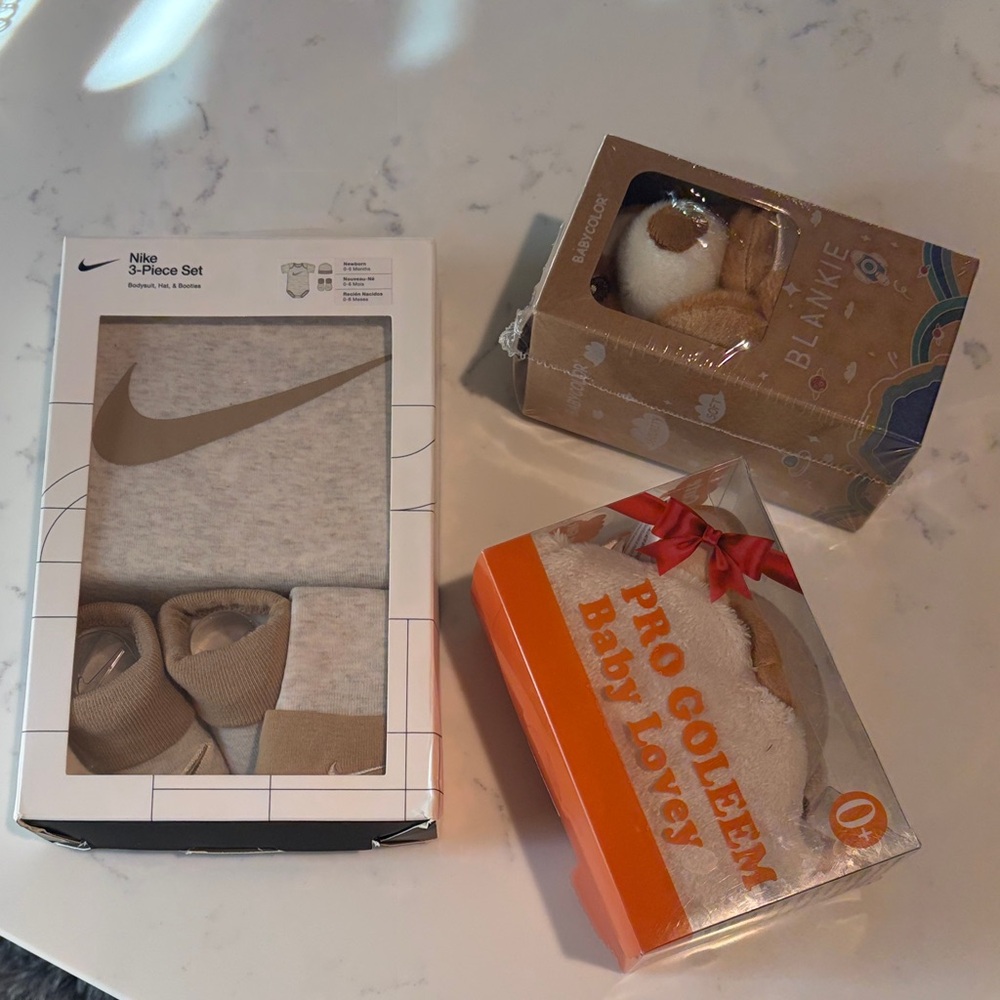 Nike Infant Set in Gray and Tan NWT plus two free blankets!!!!